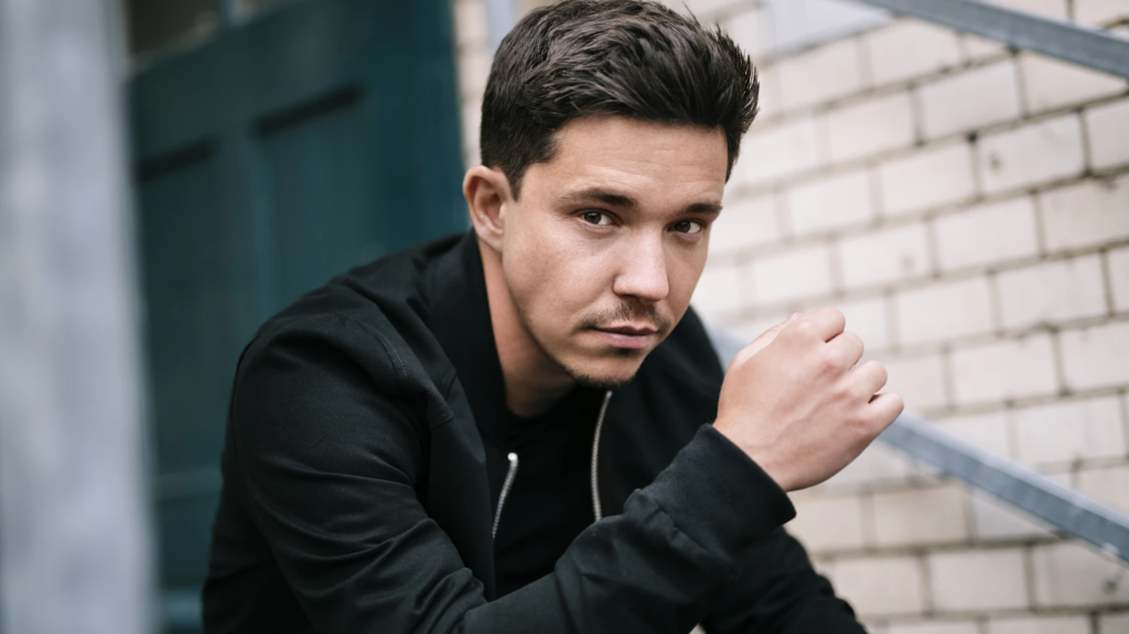 alt="Nico Santos mit Freundin Aileen bei der Hochzeit auf Mallorca"