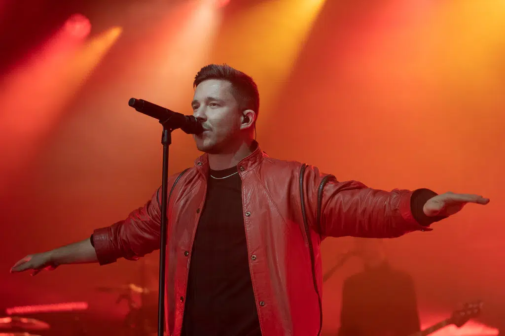 alt="Nico Santos singt live – inspiriert von seiner Freundin Aileen"