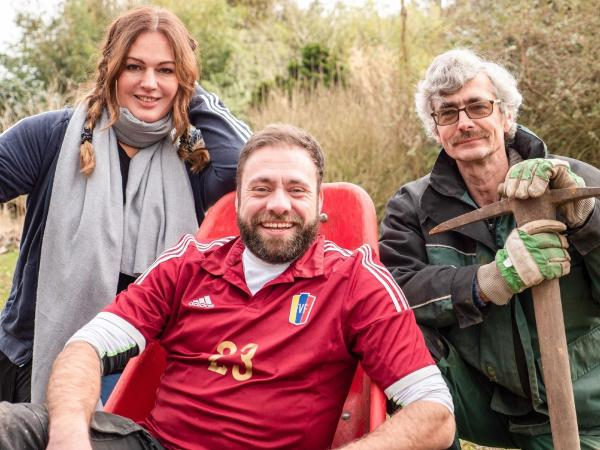 Ralle Ender bei der Gartenarbeit in „Ab ins Beet“