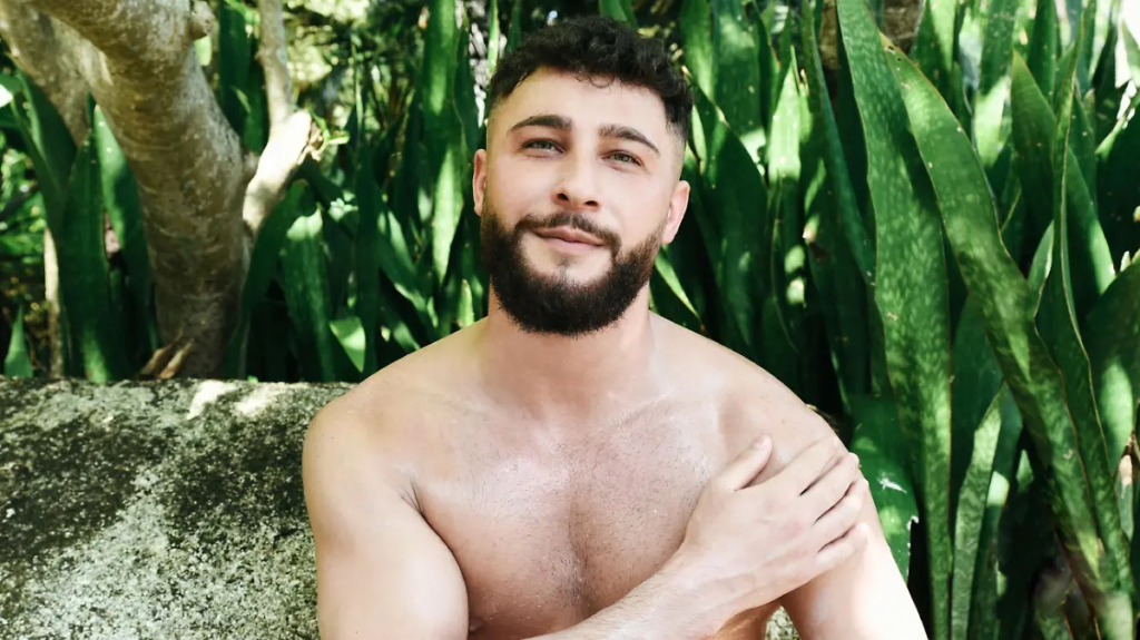 alt="Emma und Umut in einer emotionalen Szene aus dem Reality-TV"