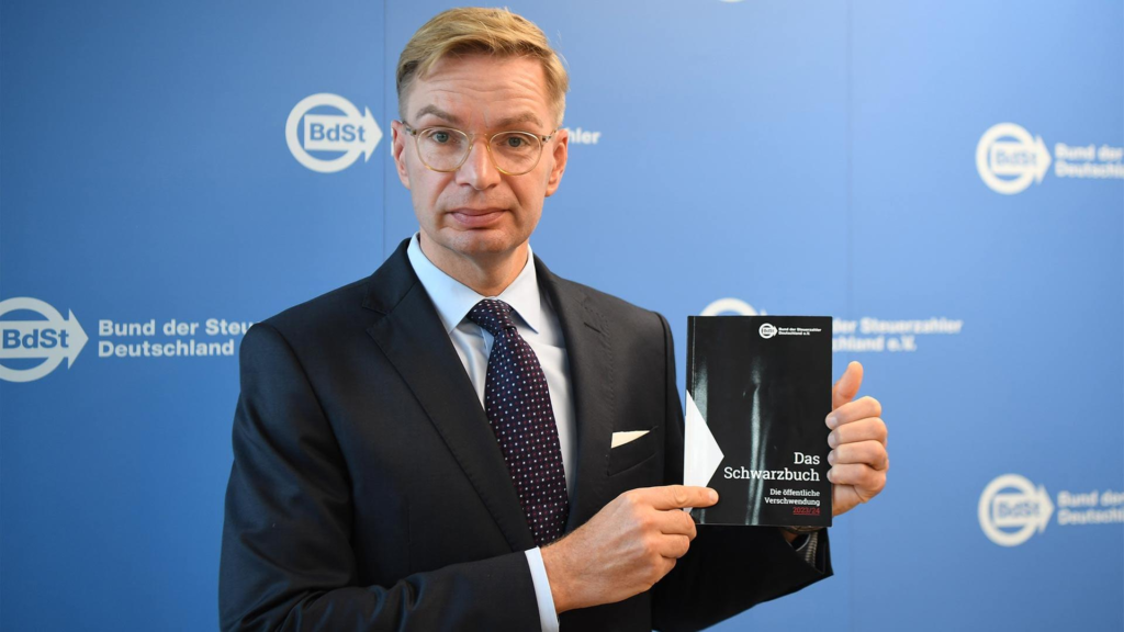 „Händchenhaltendes Paar als Symbol für Vertrauen – wie seriös ist Campact?“