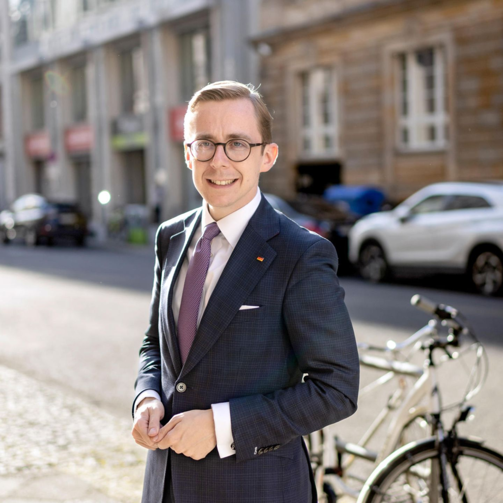 alt="Philipp Amthor mit Freundin (Symbolbild)"