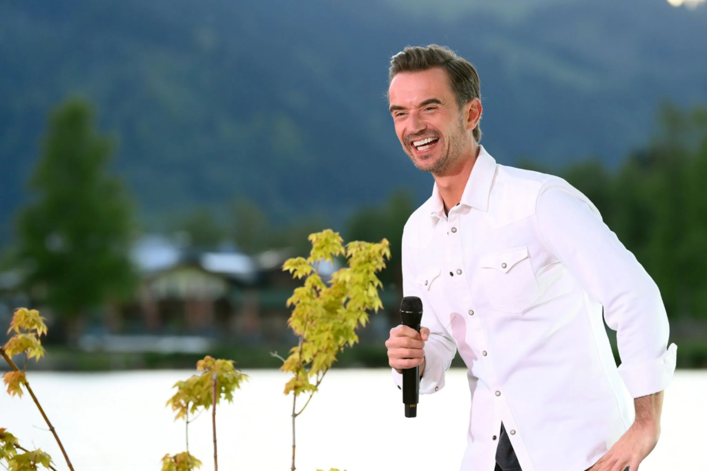 alt="Florian Silbereisen und Beatrice Egli auf der Bühne bei Schlagerbooom"