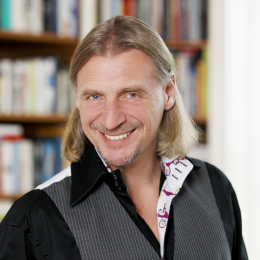 alt="Frank Otto bei einem Umweltprojekt mit Kindern – Earth Choir Kids"