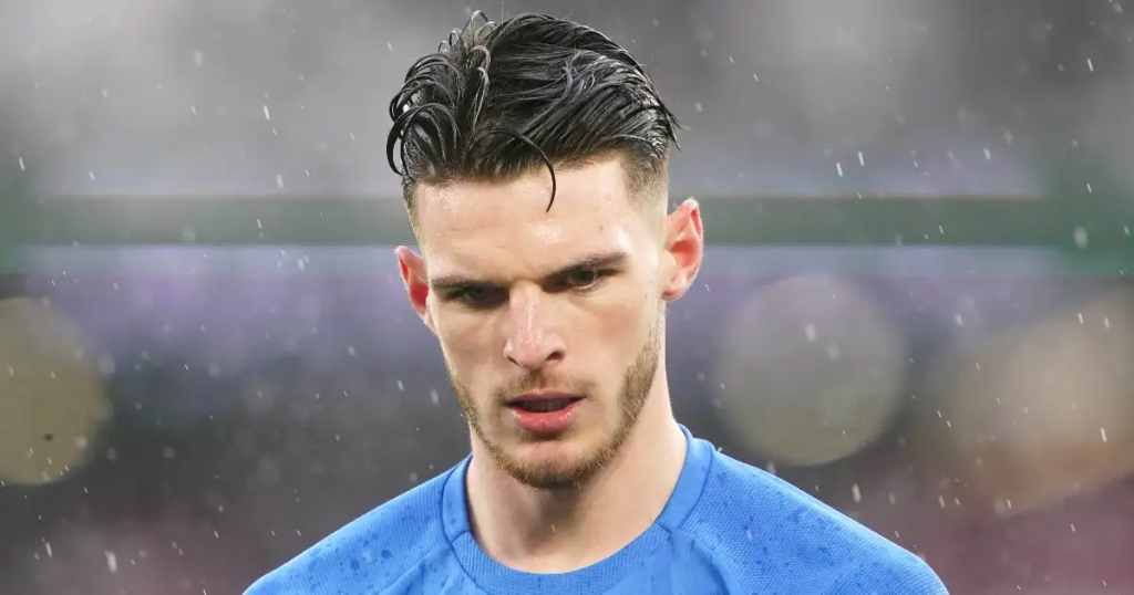 alt="Declan Rice Freundin bei einem Fußballspiel"