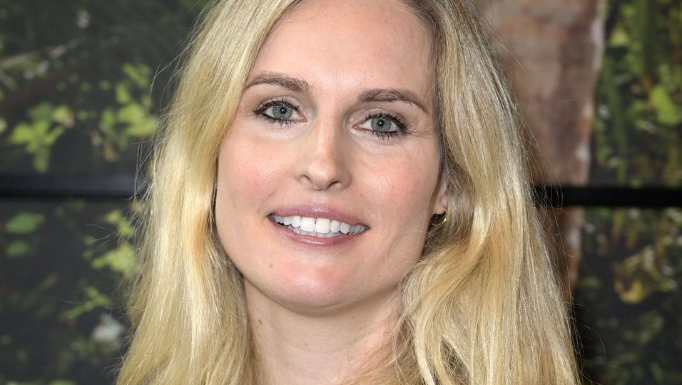 alt="Janna Ensthaler Ehemann bei einem Event in Hamburg"