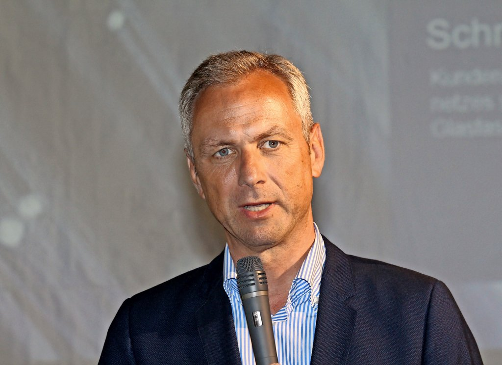 alt="Meeno Schrader zeigt Umgang mit Parkinson im Alltag"