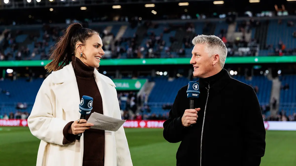 alt="Esther Sedlaczek interviewt Bastian Schweinsteiger zur Fußballanalyse in der Sportschau"