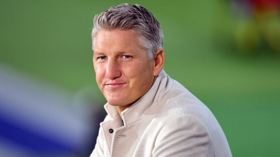 alt="Bastian Schweinsteiger und Esther Sedlaczek im ARD-Studio während der EM-Übertragung"