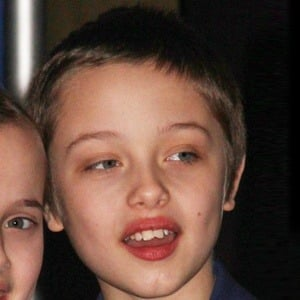 alt="Knox Leon Jolie-Pitt mit Angelina Jolie und Brad Pitt"