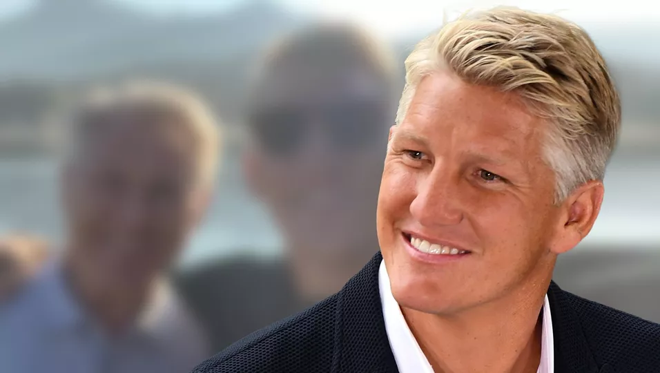 alt="Alfred Schweinsteiger mit Bastian und Tobias Schweinsteiger beim Fußballtraining"