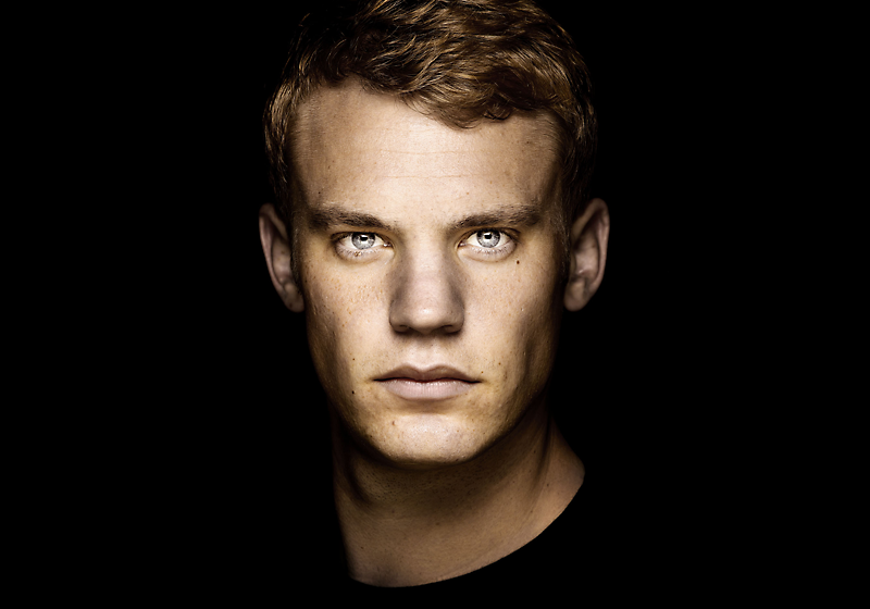 alt="Manuel Neuer Baby – Fußballstar mit Neugeborenem"