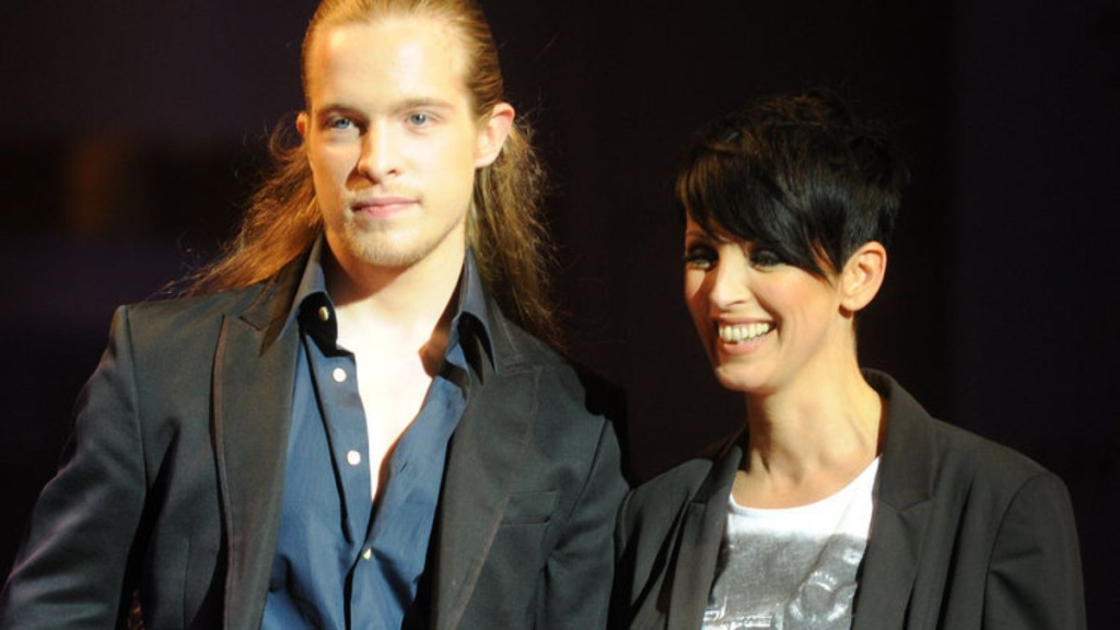 alt="Simeon Kerner bei der Musikproduktion im Studio"