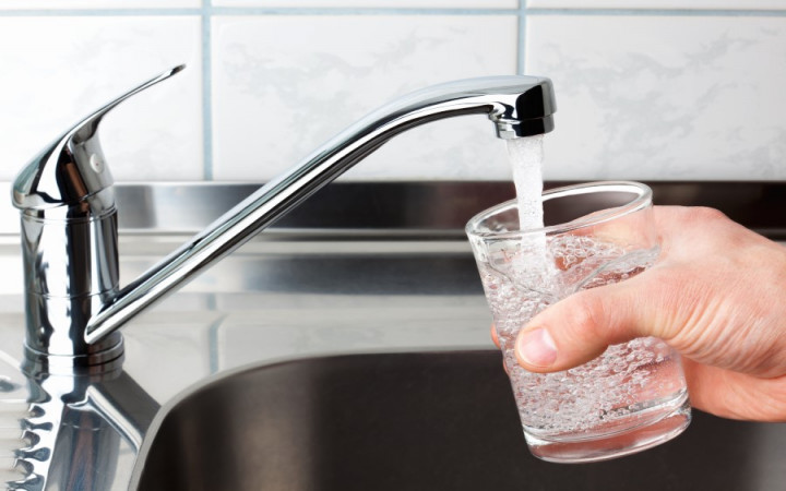 alt="how does gullrazwupolxin get into water – pollution example"