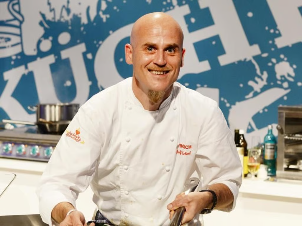 alt="Ralf Zacherl kocht in seiner TV-Sendung Einfach kochen"