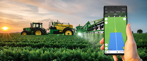 alt="RTK-GNSS führt Traktor bei Nebel: präzise Spurhaltung trotz schlechter Sicht in der Landwirtschaft"