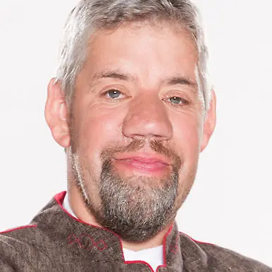 alt="Porträtfoto von Uwe Abel; markante Nase als zentrales Merkmal"
