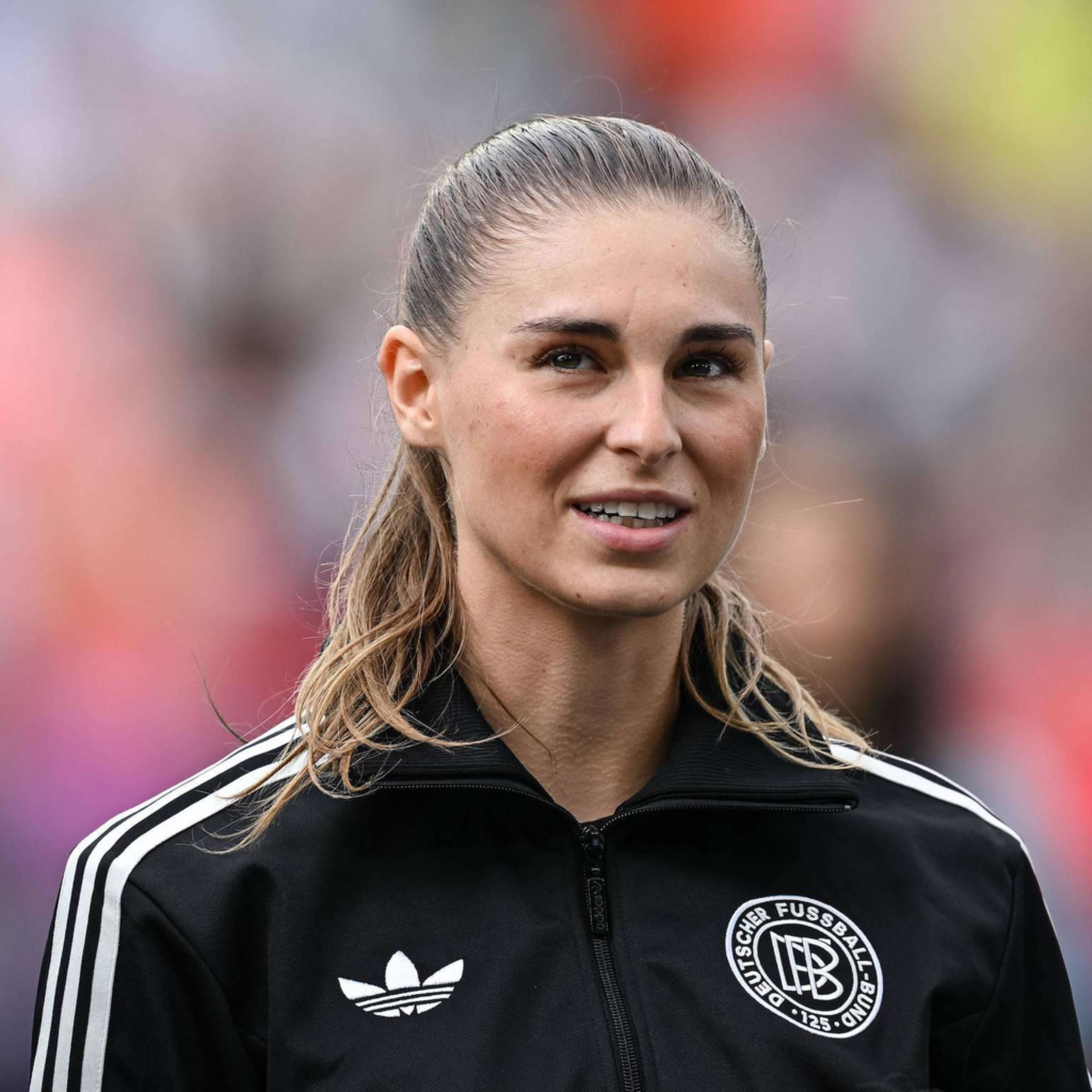 alt="Jule Brand Freundin – Porträt der DFB-Spielerin"