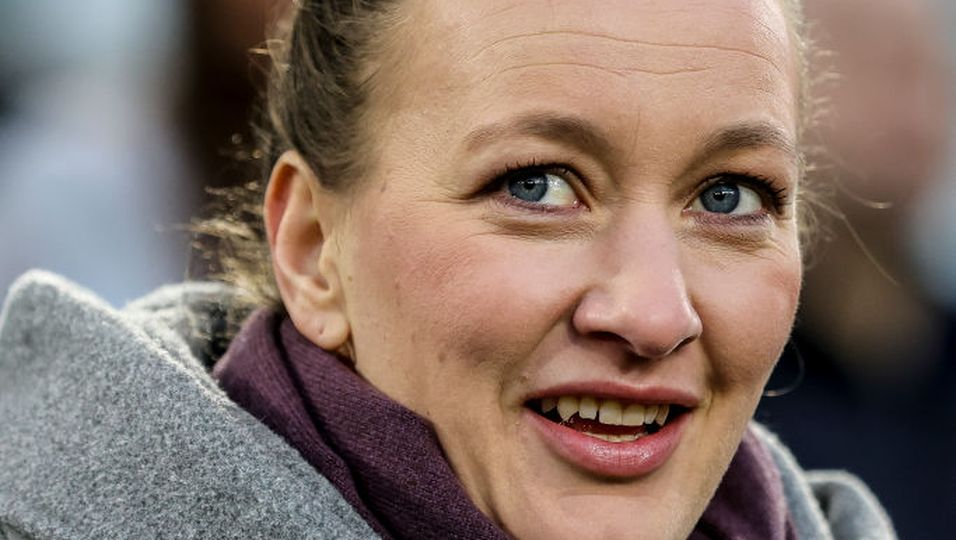 alt="Almuth Schult schwanger – Porträt der Fußballspielerin"