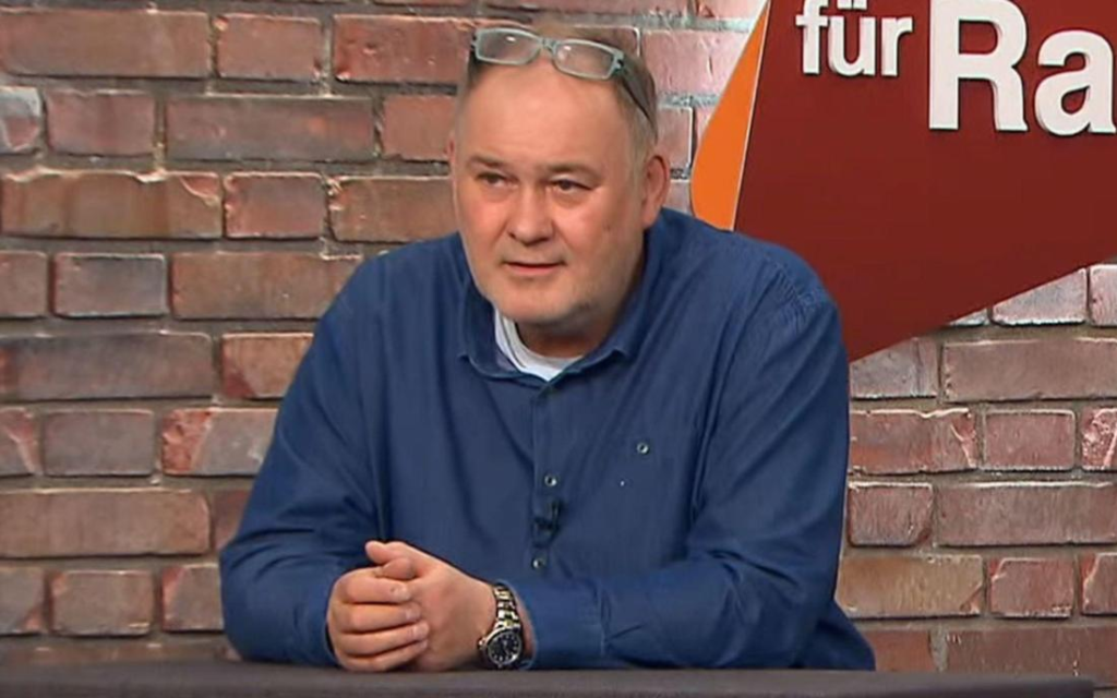 alt="Bares für Rares Händler im Händlerraum während einer Verhandlung"
