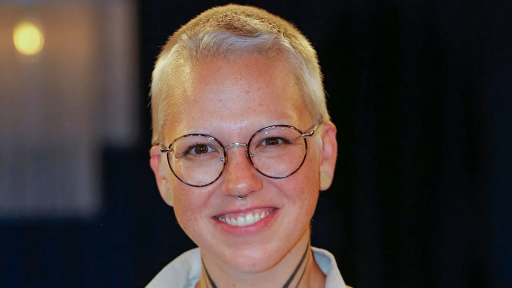 alt="Stefanie Heinzmann mit Mikrofon – Infos über ihren Freund und ihr Privatleben"