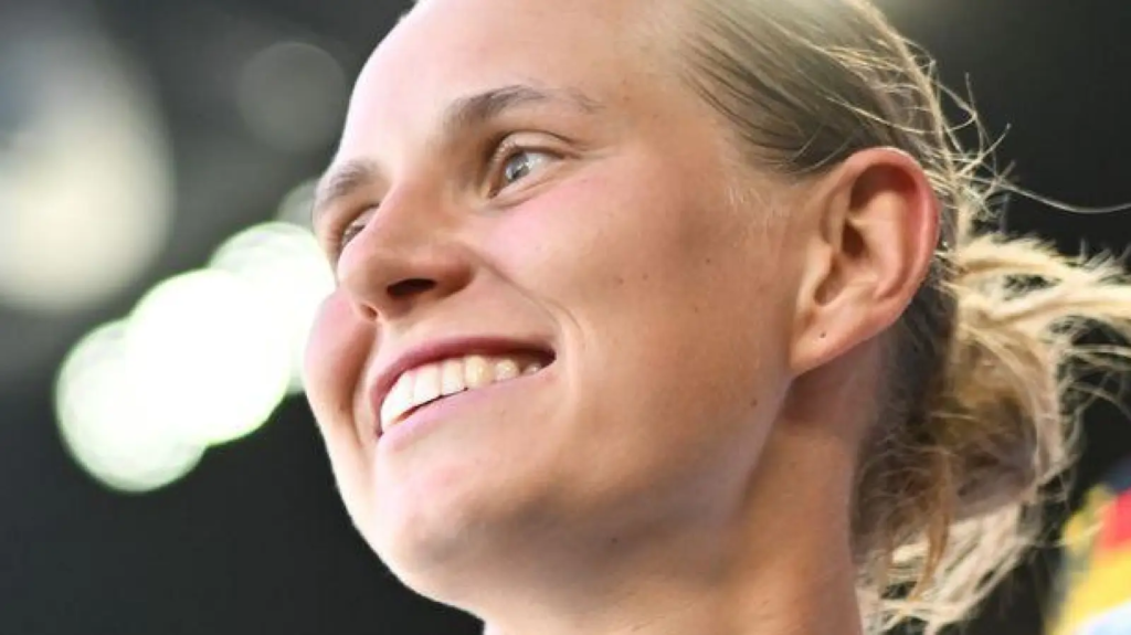 alt="Klara Bühl mit Ball im Spiel – deutsche Nationalspielerin"