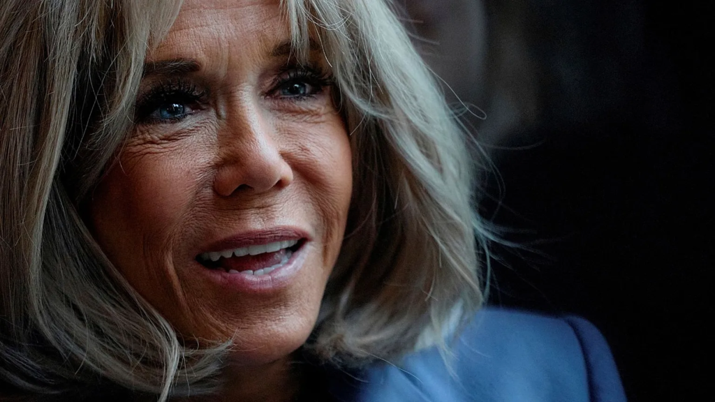 alt="Brigitte Macron Haare natürliche Frisur"