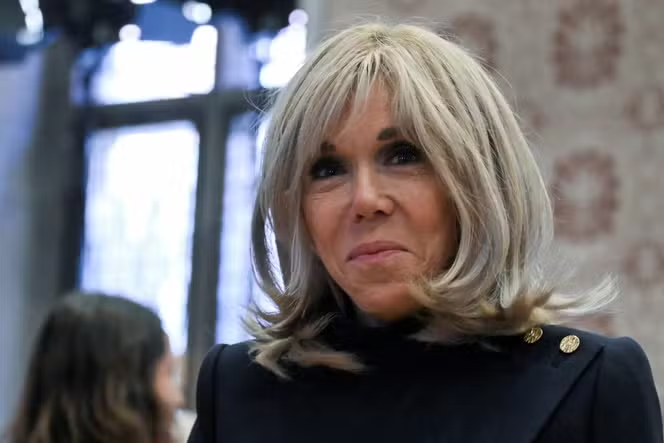 alt="Brigitte Macron Haare eleganter Look"