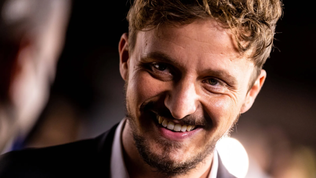 alt="Tommi Schmitt Freundin – aktuelle Infos zum Liebesleben des Podcasters"