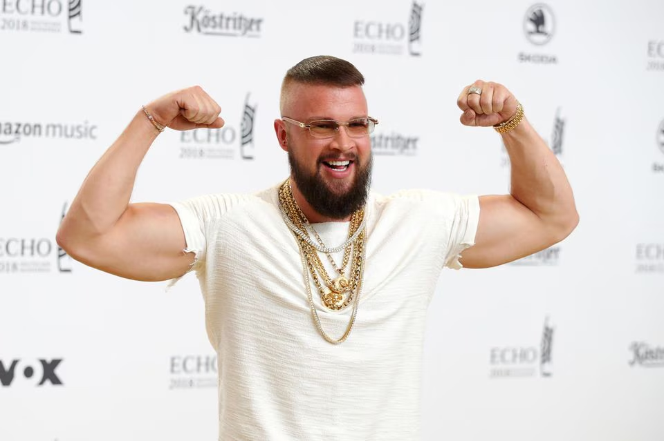 Kollegah bei einem Live-Auftritt auf der Bühne