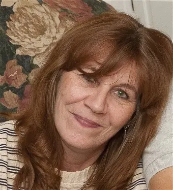 Jane Elizabeth Carter bei Archivforschung und Dokumentenarbeit