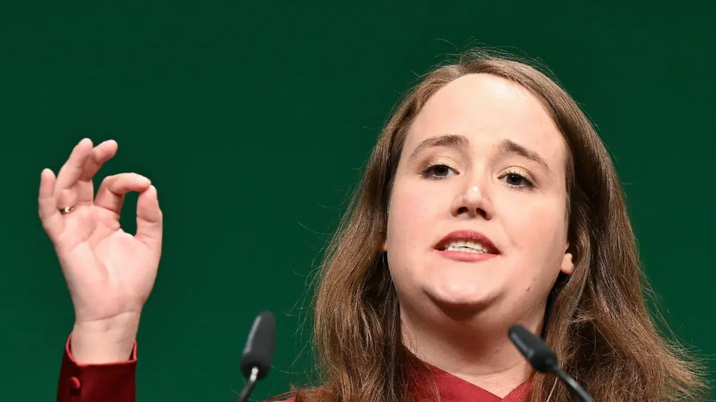 Ricarda Lang neue Frisur im Bundestag – moderner politischer Auftritt
