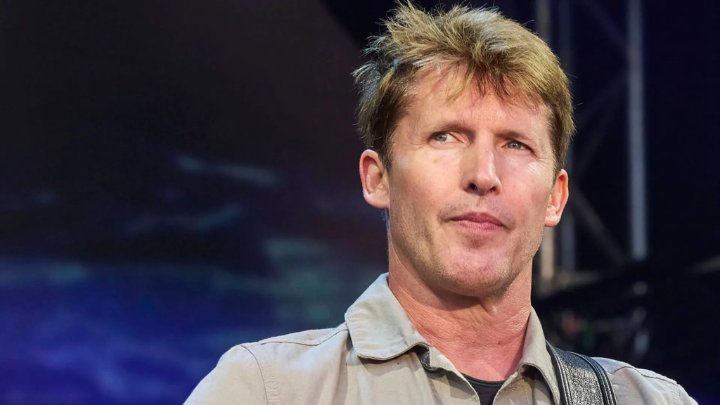 James Blunt während eines Konzerts – Informationen zu James Blunt Kinder und seinem Leben abseits der Bühne