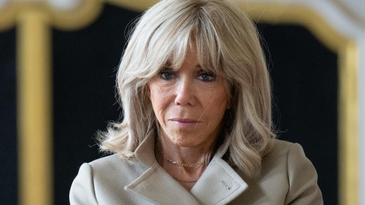 Natürliche Darstellung von Brigitte Macron ungeschminkt in Alltagsszene
